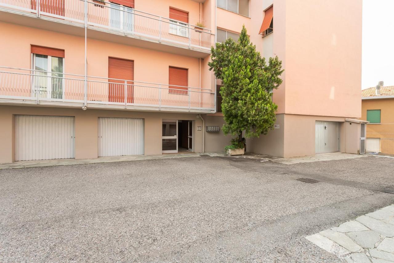 Santa Chiara Apartment By Myhomeincomo Exterior foto